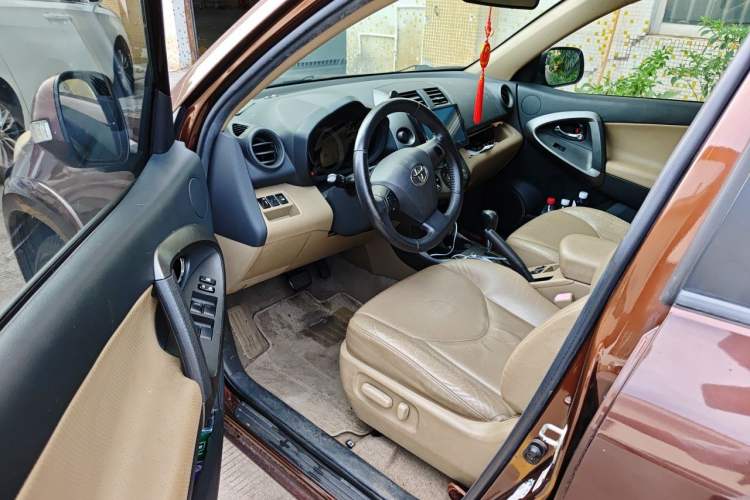 Used Toyota RAV4 2011 2.0L Automatic Luxury Edition Driver Seat