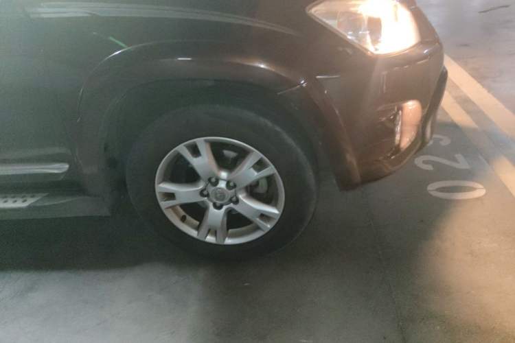 Used Toyota RAV4 2011 2.0L Automatic Luxury Edition Right Front Wheel Hub