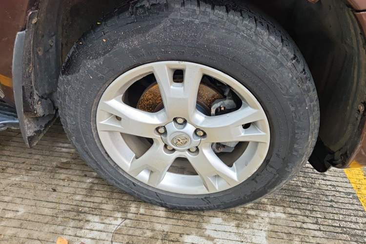 Used Toyota RAV4 2011 2.4L Automatic 4x4 Luxury Edition Right Front Wheel Hub