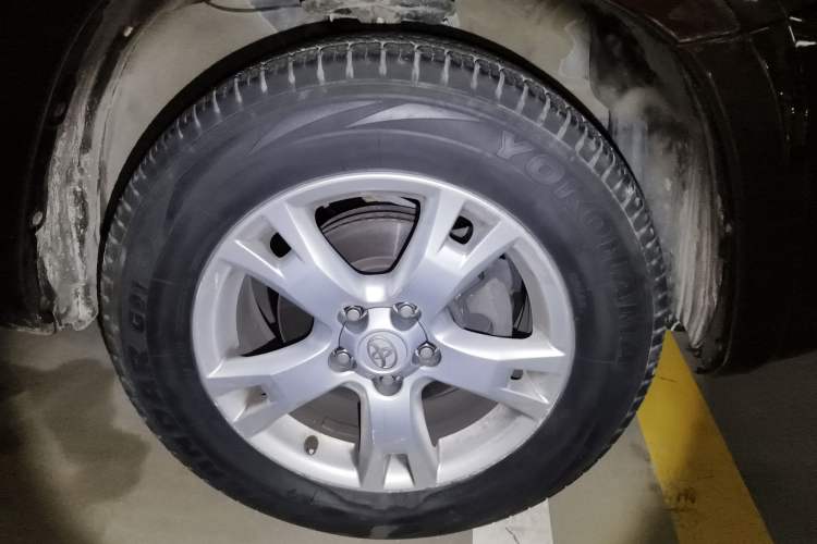 Used Toyota RAV4 2011 2.0L Automatic Luxury Edition Right Front Wheel Hub