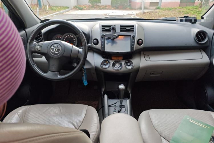 Used Toyota RAV4 2011 2.0L Automatic Luxury Edition Center Console