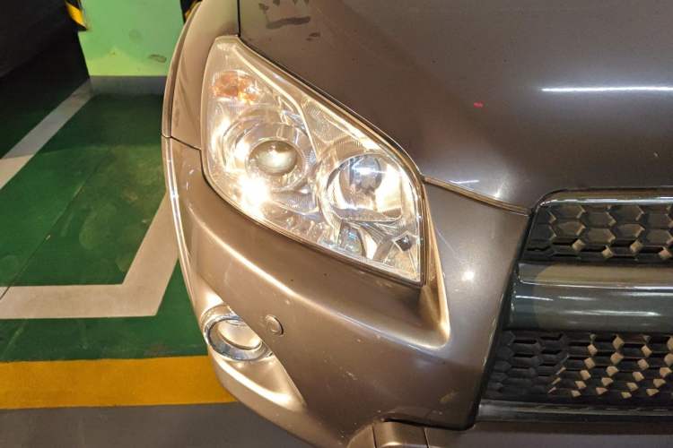 Used Toyota RAV4 2011 2.4L Automatic 4x4 Luxury Edition Right Front Headlight