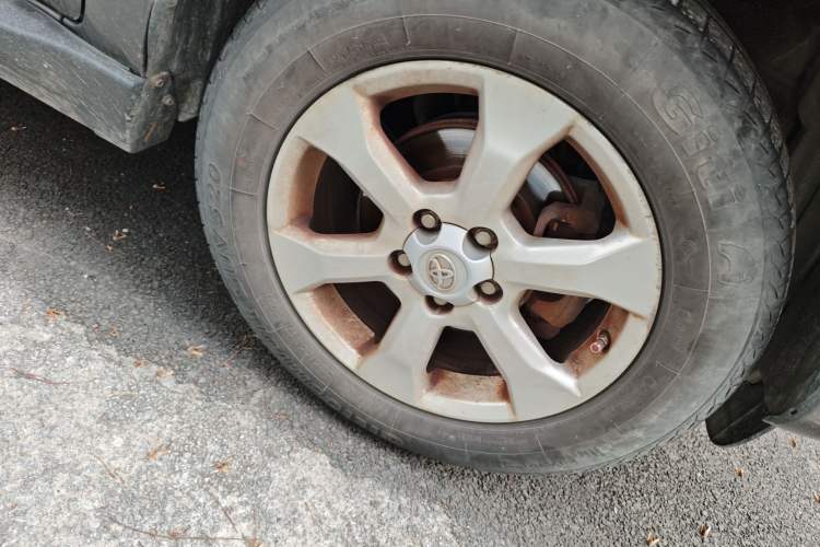 Used Toyota RAV4 2011 2.0L Automatic Luxury Edition Right Front Wheel Hub