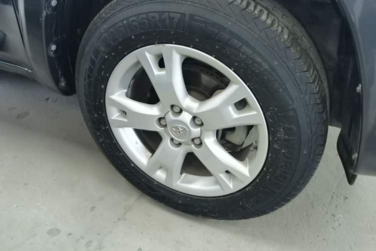 Used Toyota RAV4 2011 2.0L Automatic Luxury Edition Right Front Wheel Hub