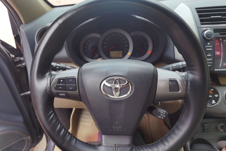 Used Toyota RAV4 2011 2.4L Automatic 4x4 Luxury Edition Steering Wheel