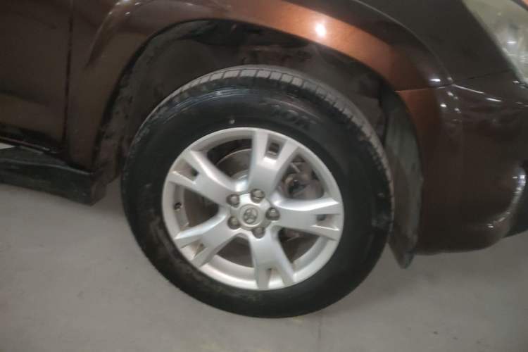 Used Toyota RAV4 2011 2.0L Automatic 4x4 Edition Right Front Wheel Hub