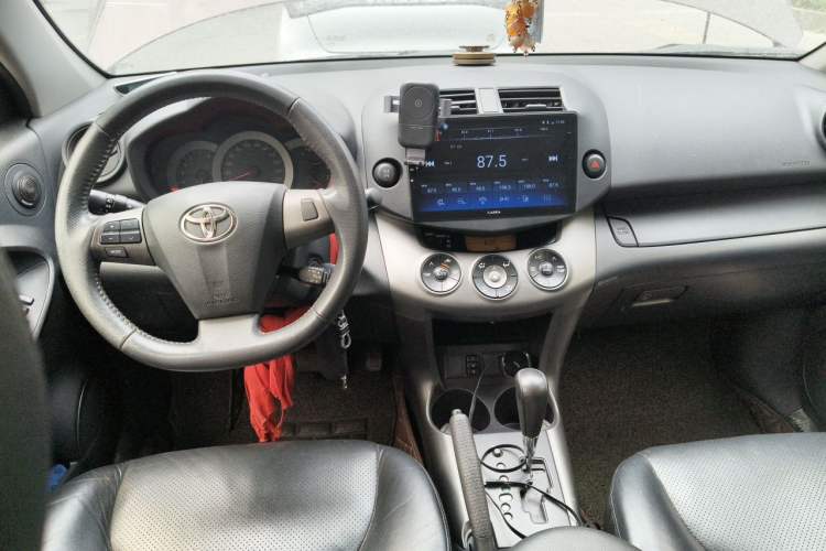 Used Toyota RAV4 2011 2.4L Automatic 4x4 Luxury Edition Center Console