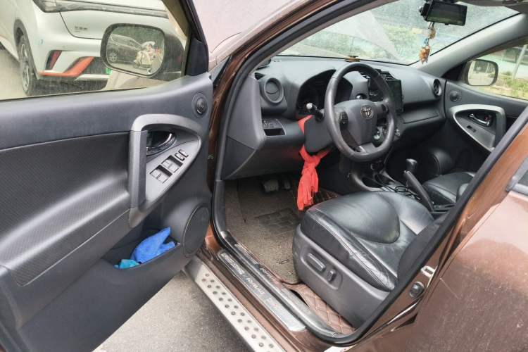 Used Toyota RAV4 2011 2.4L Automatic 4x4 Luxury Edition Driver Seat