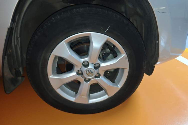 Used Toyota RAV4 2011 2.0L Automatic Classic Edition Right Front Wheel Hub