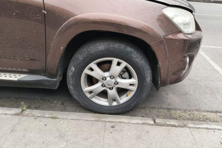 Used Toyota RAV4 2011 2.4L Automatic 4x4 Luxury Edition Right Front Wheel Hub
