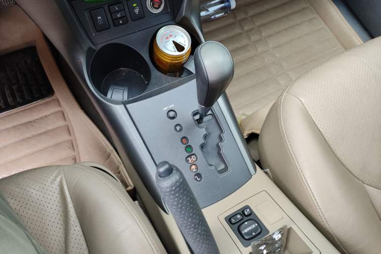 Used Toyota RAV4 2011 2.4L Automatic 4x4 Supreme Navigation Edition Gear Lever