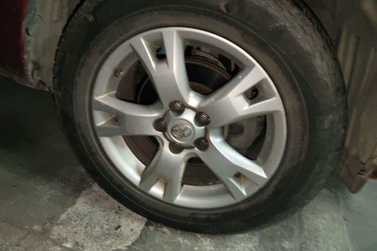 Used Toyota RAV4 2011 2.0L Automatic Luxury Edition Right Front Wheel Hub