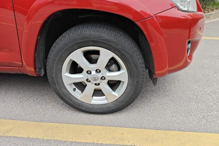 Used Toyota RAV4 2011 2.4L Automatic 4x4 Supreme Navigation Edition Right Front Wheel Hub