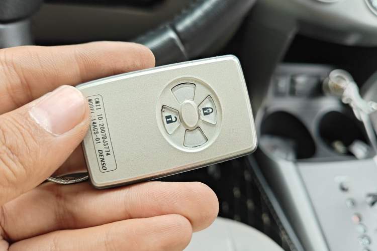 Used Toyota RAV4 2011 2.4L Automatic 4x4 Supreme Navigation Edition Vehicle Key