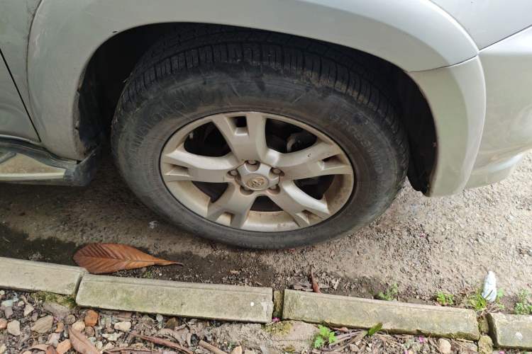 Used Toyota RAV4 2011 2.4L Automatic 4x4 Luxury Edition Right Front Wheel Hub