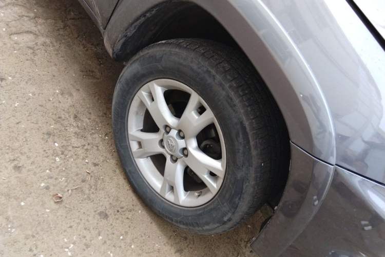 Used Toyota RAV4 2011 2.4L Automatic 4x4 Luxury Edition Right Front Wheel Hub