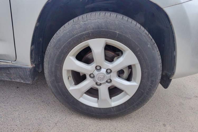 Used Toyota RAV4 2011 2.0L Automatic Classic Edition Right Front Wheel Hub