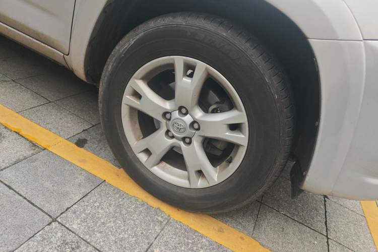 Used Toyota RAV4 2011 2.0L Automatic 4x4 Edition Right Front Wheel Hub