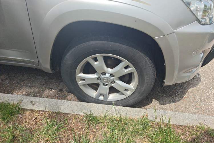 Used Toyota RAV4 2011 2.4L Automatic 4x4 Supreme Edition Right Front Wheel Hub