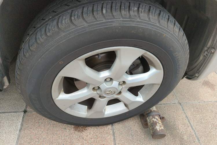 Used Toyota RAV4 2011 2.4L Automatic 4x4 Luxury Edition Right Front Wheel Hub