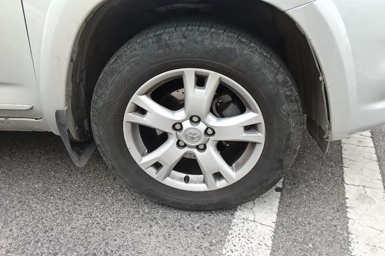 Used Toyota RAV4 2011 2.4L Automatic 4x4 Supreme Navigation Edition Right Front Wheel Hub