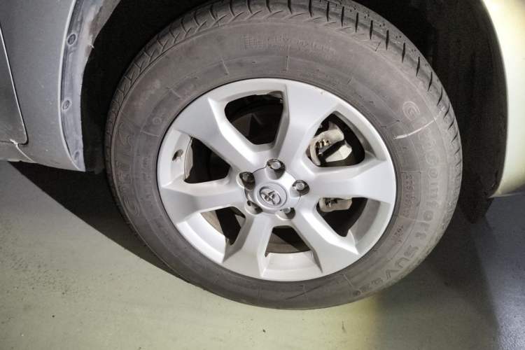 Used Toyota RAV4 2011 2.0L Automatic Classic Edition Right Front Wheel Hub