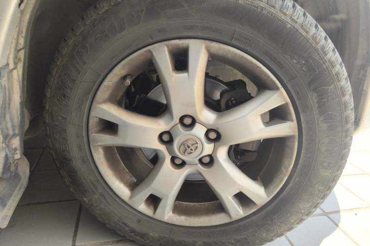 Used Toyota RAV4 2011 2.4L Automatic 4x4 Luxury Edition Right Front Wheel Hub