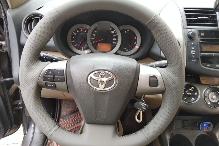 Used Toyota RAV4 2011 2.4L Automatic 4x4 Luxury Edition Steering Wheel