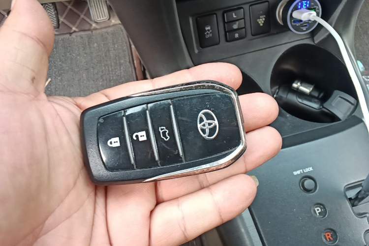 Used Toyota RAV4 2011 2.4L Automatic 4x4 Supreme Navigation Edition Vehicle Key