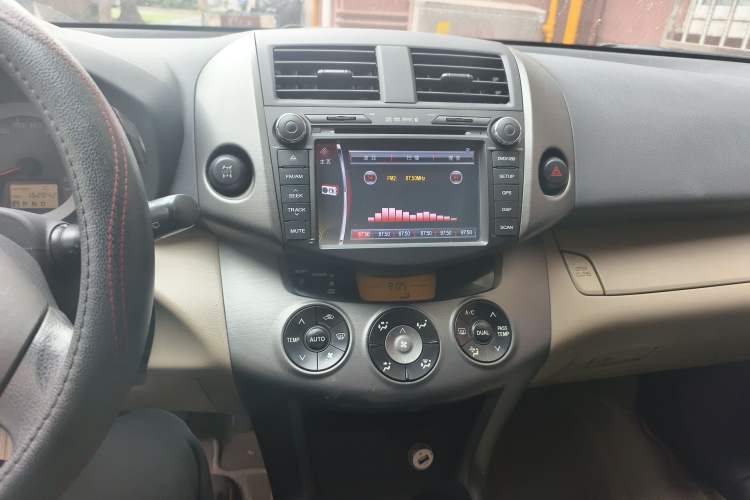 Used Toyota RAV4 2011 2.0L Automatic 4x4 Edition Audio And AC Panel