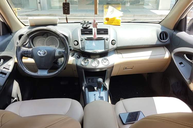 Used Toyota RAV4 2011 2.4L Automatic 4x4 Supreme Navigation Edition Center Console