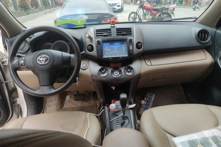 Used Toyota RAV4 2011 2.0L Automatic 4x4 Edition Center Console