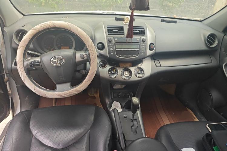 Used Toyota RAV4 2011 2.4L Automatic 4x4 Luxury Edition Center Console