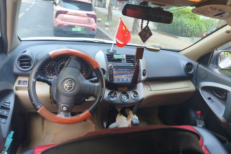 Used Toyota RAV4 2011 2.0L Automatic Classic Edition Center Console