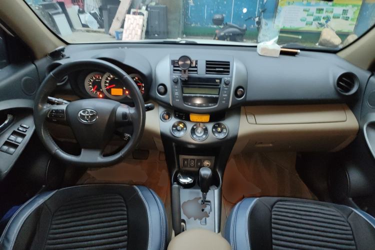 Used Toyota RAV4 2011 2.4L Automatic 4x4 Luxury Edition Center Console