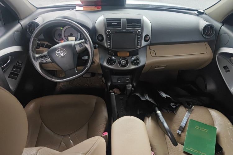 Used Toyota RAV4 2011 2.4L Automatic 4x4 Luxury Edition Center Console