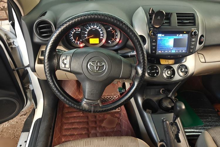 Used Toyota RAV4 2011 2.0L Automatic 4x4 Edition Center Console