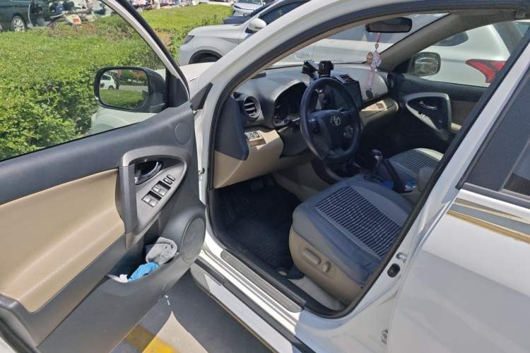 Used Toyota RAV4 2011 2.0L Automatic Luxury Edition Driver Seat