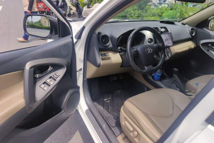 Used Toyota RAV4 2011 2.0L Automatic Luxury Edition Driver Seat