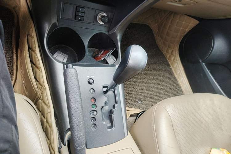 Used Toyota RAV4 2011 2.4L Automatic 4x4 Luxury Edition Gear Lever