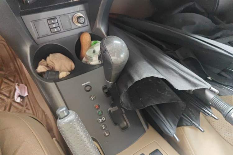 Used Toyota RAV4 2011 2.4L Automatic 4x4 Luxury Edition Gear Lever