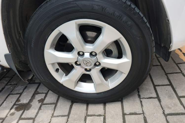 Used Toyota RAV4 2011 2.0L Automatic Classic Edition Right Front Wheel Hub