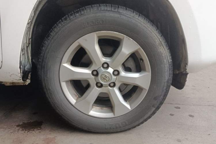 Used Toyota RAV4 2011 2.0L Automatic Classic Edition Right Front Wheel Hub