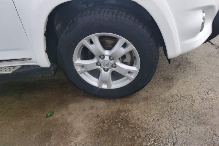 Used Toyota RAV4 2011 2.4L Automatic 4x4 Supreme Navigation Edition Right Front Wheel Hub