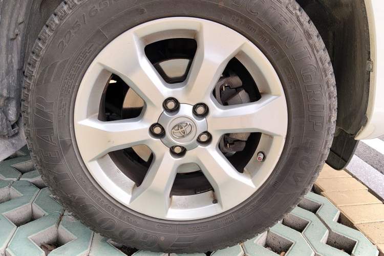 Used Toyota RAV4 2011 2.0L Automatic Classic Edition Right Front Wheel Hub