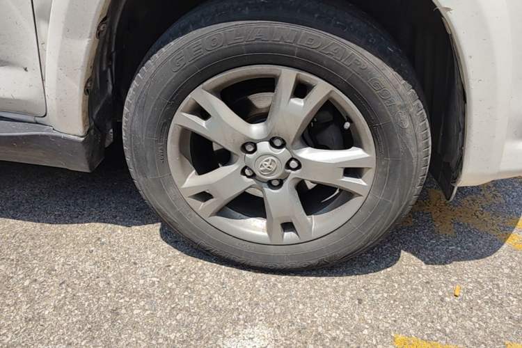 Used Toyota RAV4 2011 2.4L Automatic 4x4 Supreme Navigation Edition Right Front Wheel Hub