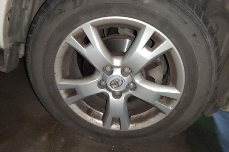 Used Toyota RAV4 2011 2.4L Automatic 4x4 Supreme Navigation Edition Right Front Wheel Hub