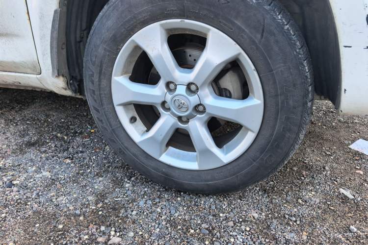 Used Toyota RAV4 2011 2.4L Automatic 4x4 Luxury Edition Right Front Wheel Hub