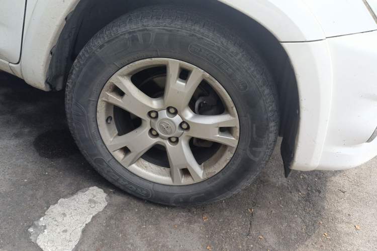 Used Toyota RAV4 2011 2.4L Automatic 4x4 Luxury Edition Right Front Wheel Hub