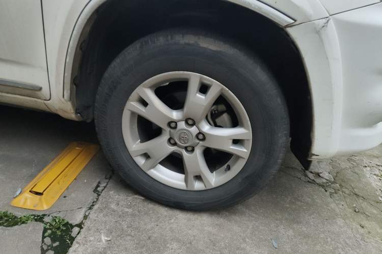 Used Toyota RAV4 2011 2.4L Automatic 4x4 Luxury Edition Right Front Wheel Hub
